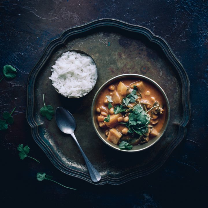 Foodiesfeed com vegan chickpea and potato curry